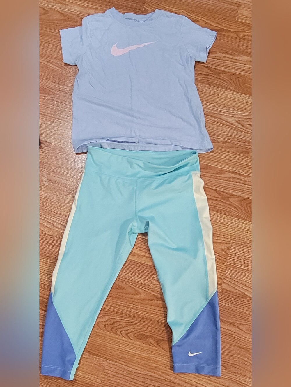 Nike Girls' Light Blue Active Leggings/Capri with Cream Side Panels Size Medium